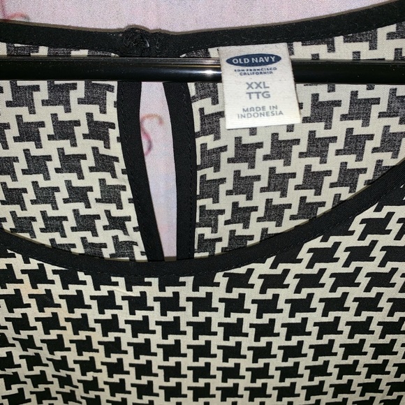🧡5️⃣$5 TOP! Old Navy Black & White Top - Picture 2 of 2